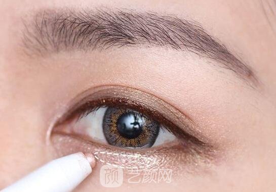 臥蠶的產(chǎn)生會(huì)使整個(gè)人看起來年輕不少，楚楚動(dòng)人